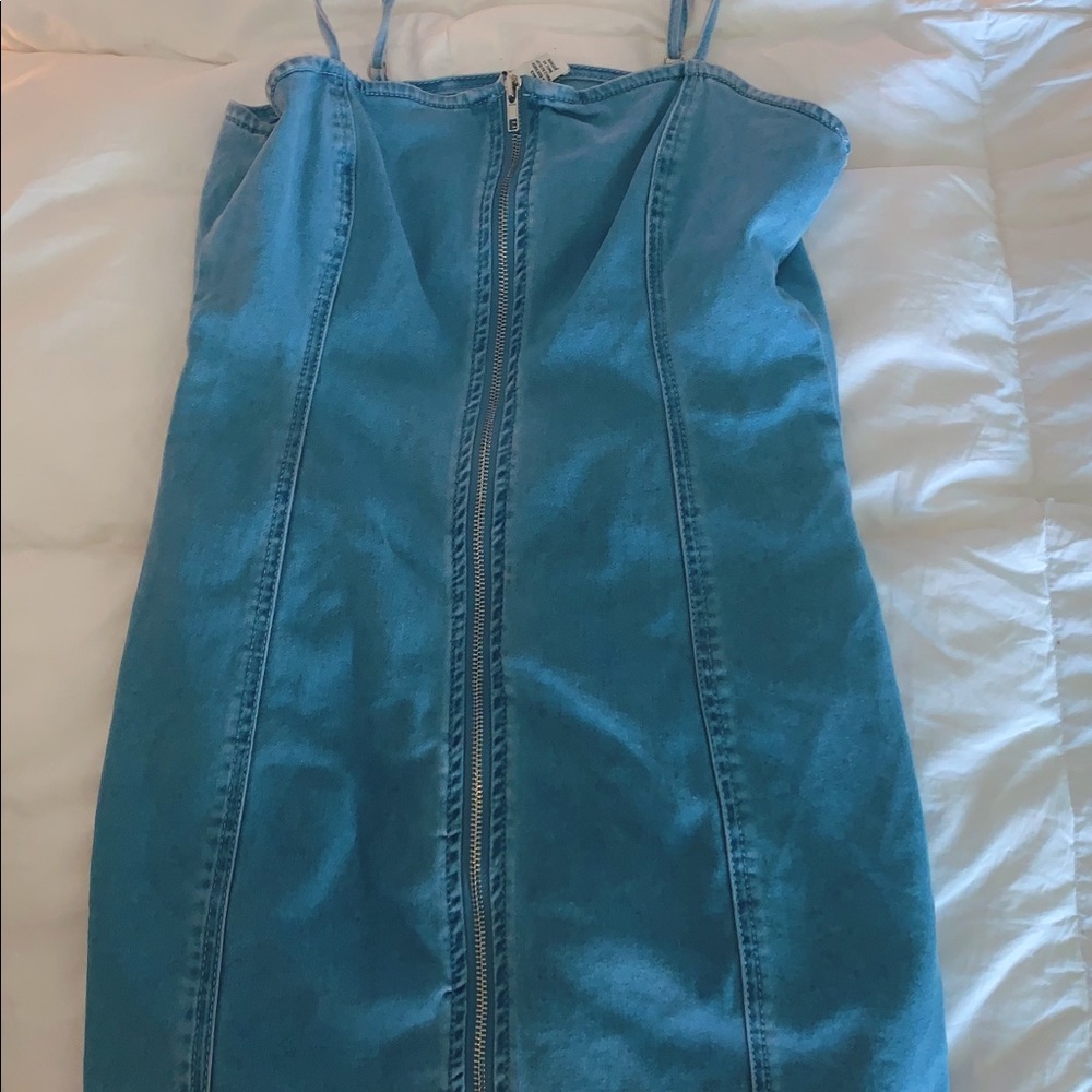 Cute jean dress, zip in the front